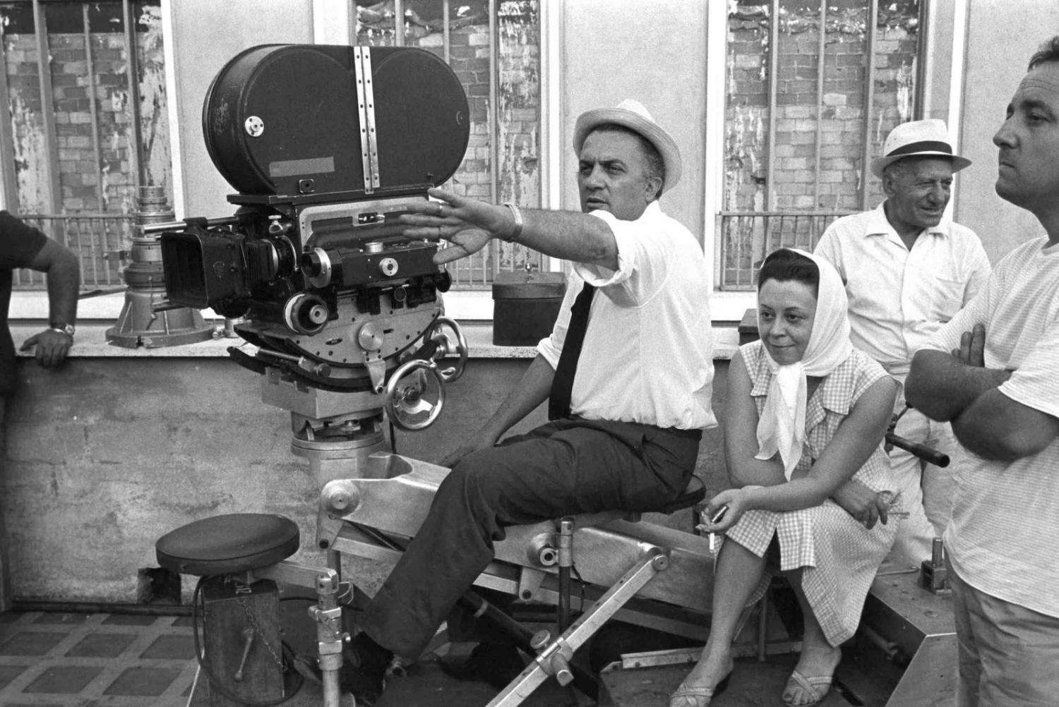 1399710245509 federico fellini e giulietta masina sul set di  giulietta degli spiriti  1965 1600x1068 1