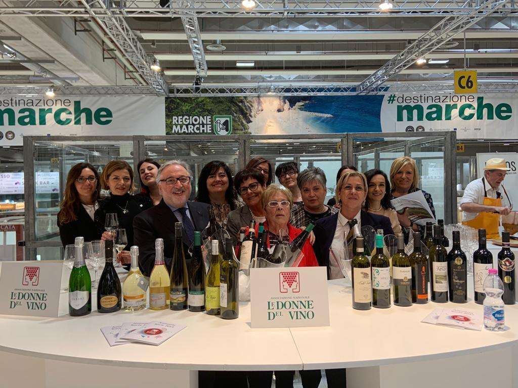 fotodigruppodomnemarchevinitaly