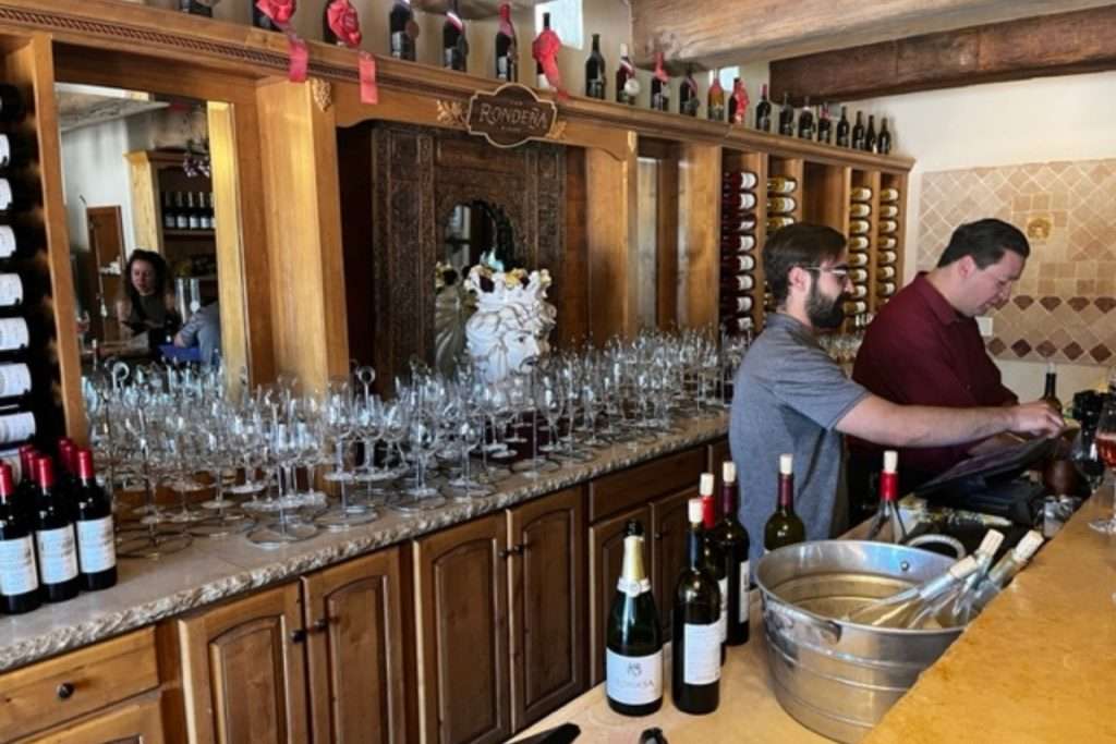 Calo consumi vino i pericolosi “alibi” dei prezzi alti e della salute