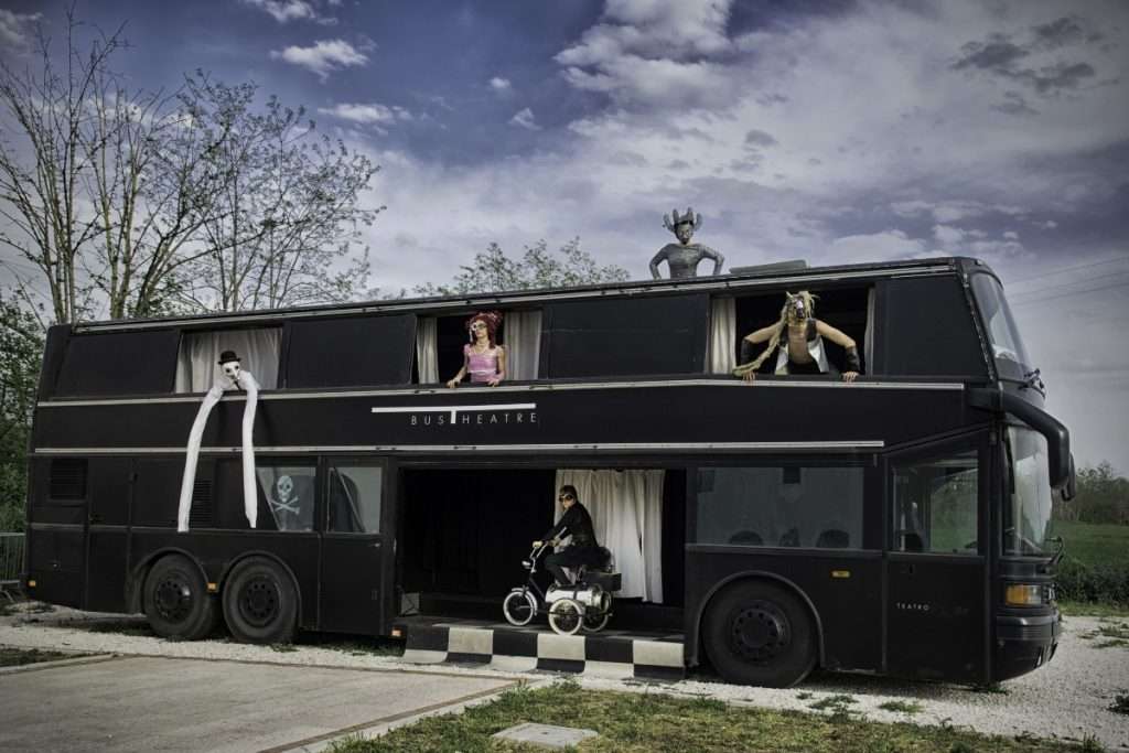 “Bus Theater Mania” gli spettacoli itineranti arrivano per la prima volta a Milano con un Grand Cabaret