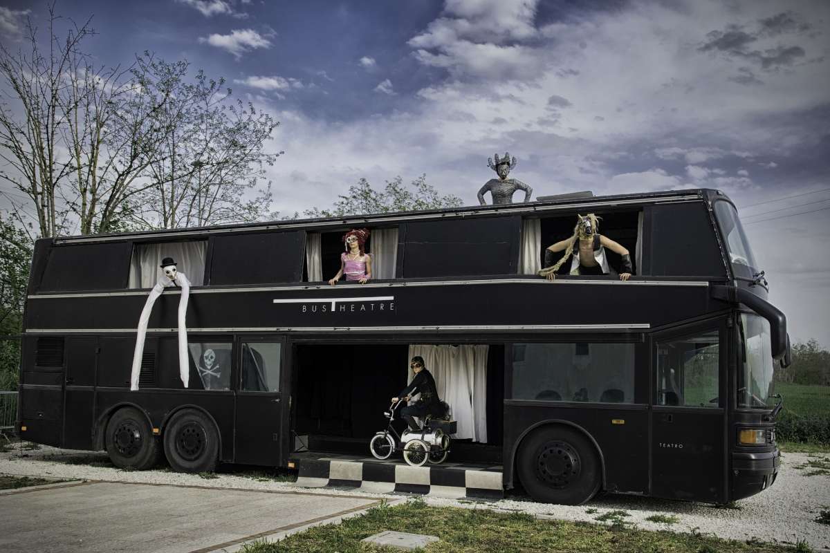 “Bus Theater Mania” gli spettacoli itineranti arrivano per la prima volta a Milano con un Grand Cabaret
