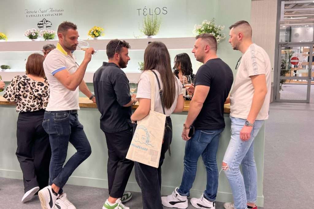 Millennial e Gen Z a Vinitaly 2024: le strategie delle aziende del vino per stimolare l’interesse delle nuove generazioni