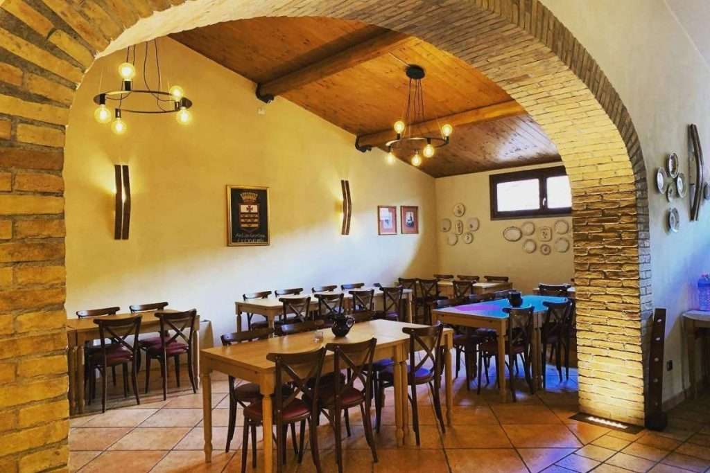 Before embarking on wine tourism, I need to renovate the tasting room.