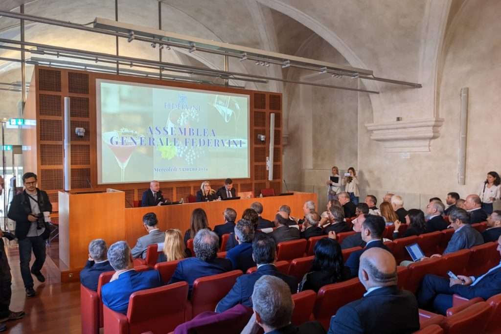Elezioni ed export la strategia di Federvini per difendere il vino italiano