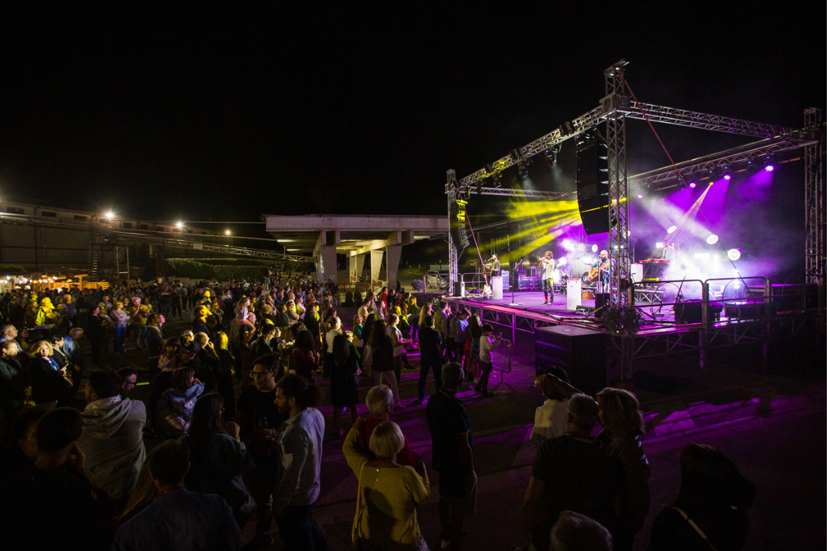 Musica, astronomia e calici di Aglianico del Vulture. 