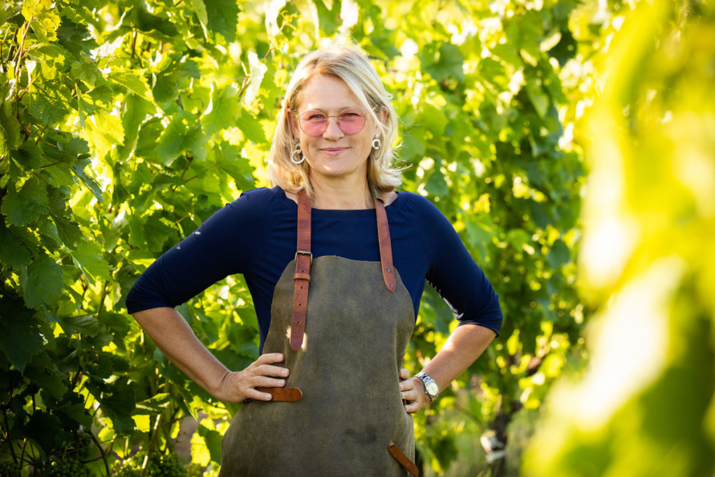 Il vino fa bene…se lo bevi in compagnia Dorli Muhr rivaluta il ruolo del vino nel benessere sociale e mentale