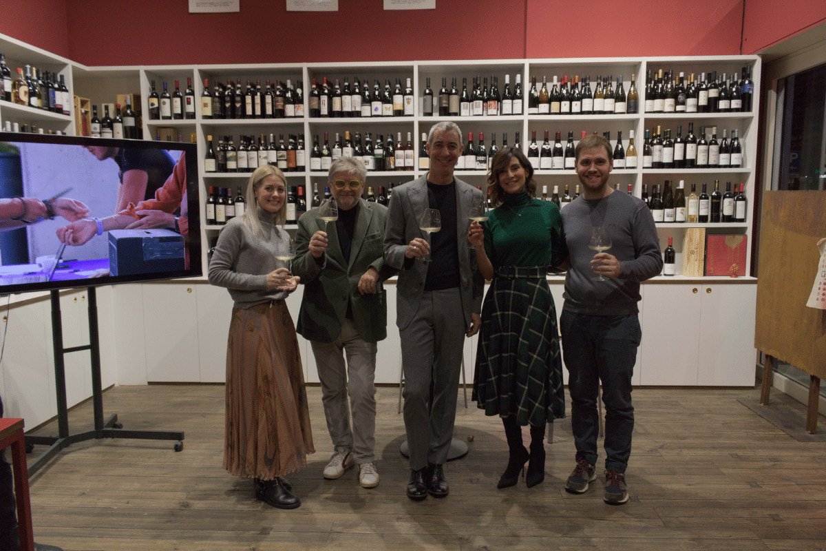 Paolo Kessisoglu inaugura la prima bottiglia della Vendemmia Solidale 2024 a favore del disagio giovanile