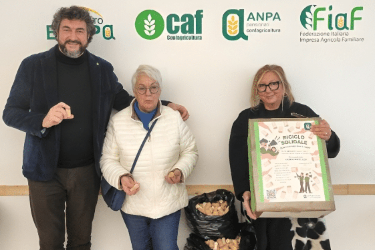 Quando stappi, tieni il tappo la solidarietà passa per il sughero