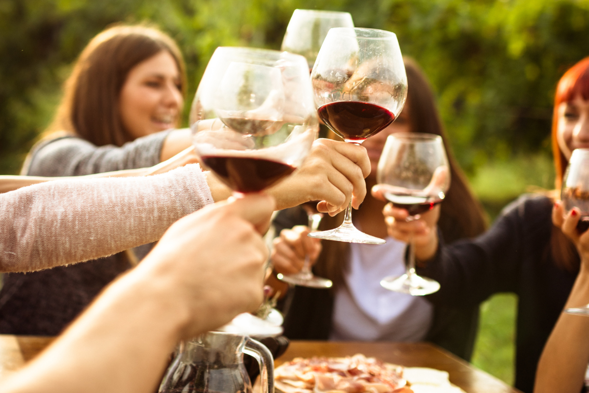 Millennials e GenZ salvano il mercato del vino di alta gamma ma non credono più nei marchi