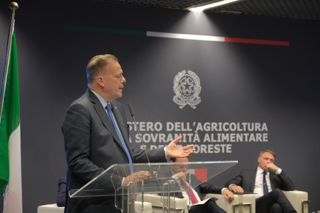 Il commissario europeo Várhelyi difende il vino come parte integrante della dieta mediterranea