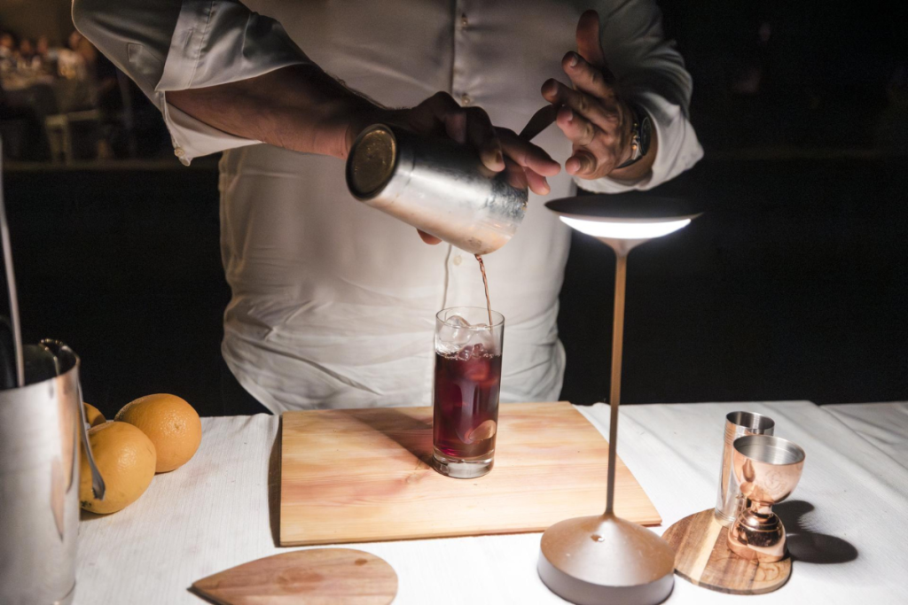 Il Morellino di Scansano reinventa l'estate tre cocktail d'autore svelano la sua anima versatile e contemporanea