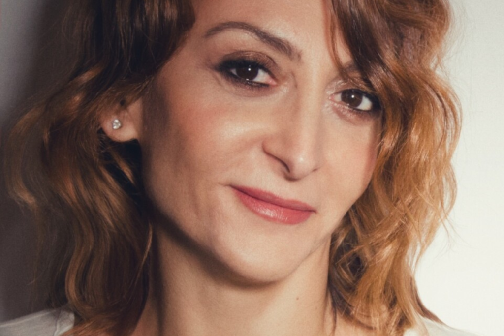 Brunello di Montalcino contro la violenza sulle donne la piastrella 2025 firmata da Paola Minaccioni