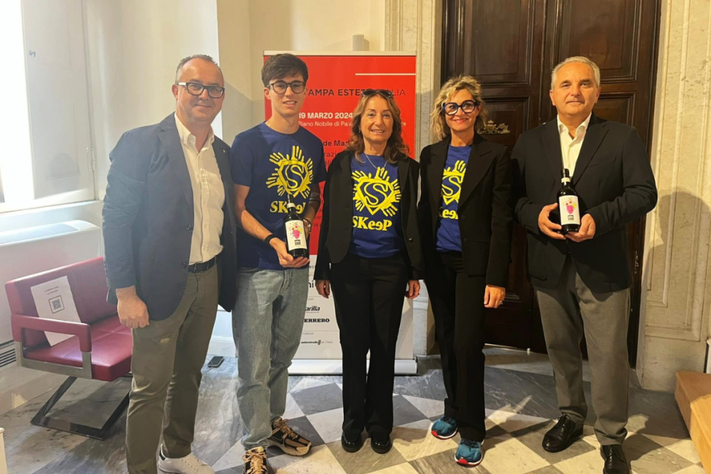 Cantina Morellino di Scansano lancia l'etichetta solidale 2025 con SKEEP per l'inclusione sociale attraverso lo sport