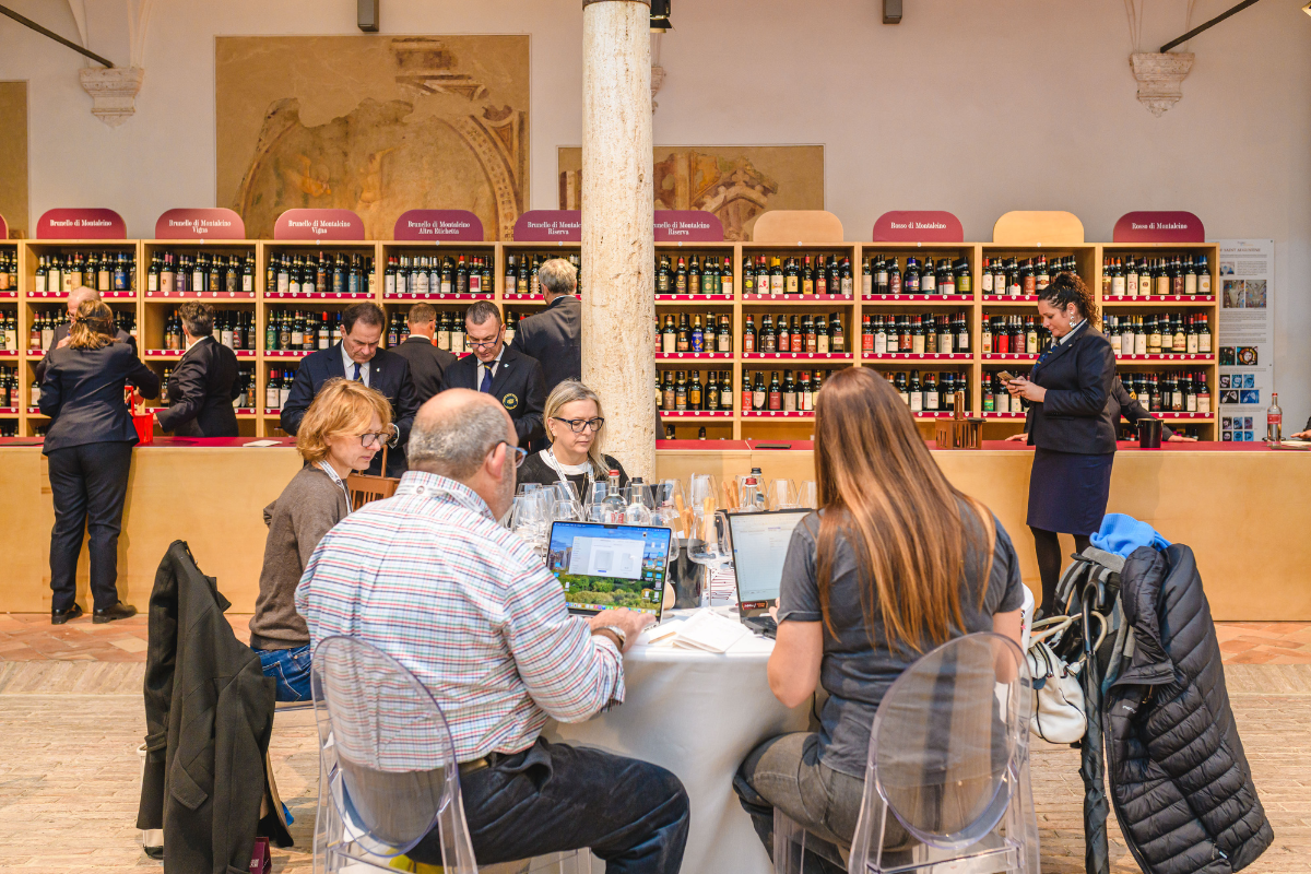 Brunello di Montalcino, ogni bottiglia vale 117 euro per il territorio