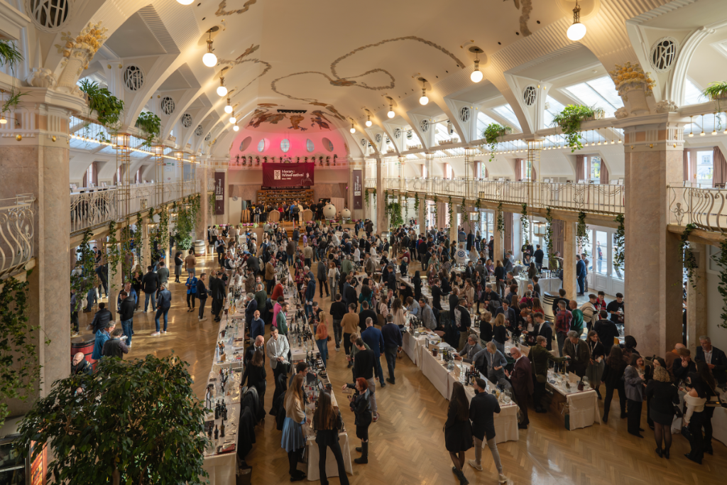 Merano WineFestival 2025 cinque giorni di eccellenza enogastronomica al Kurhaus