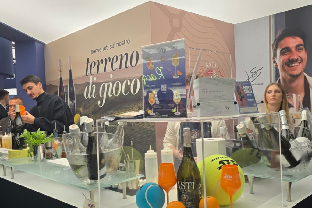 Sinner trionfa alle ATP Finals 2024 brindisi con l'Asti Docg per il bis consecutivo