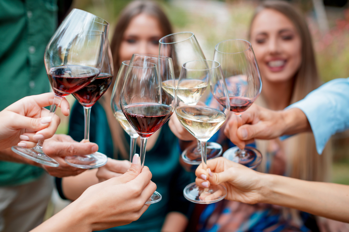 I giovani non hanno abbandonato il vino. Forse è il contrario