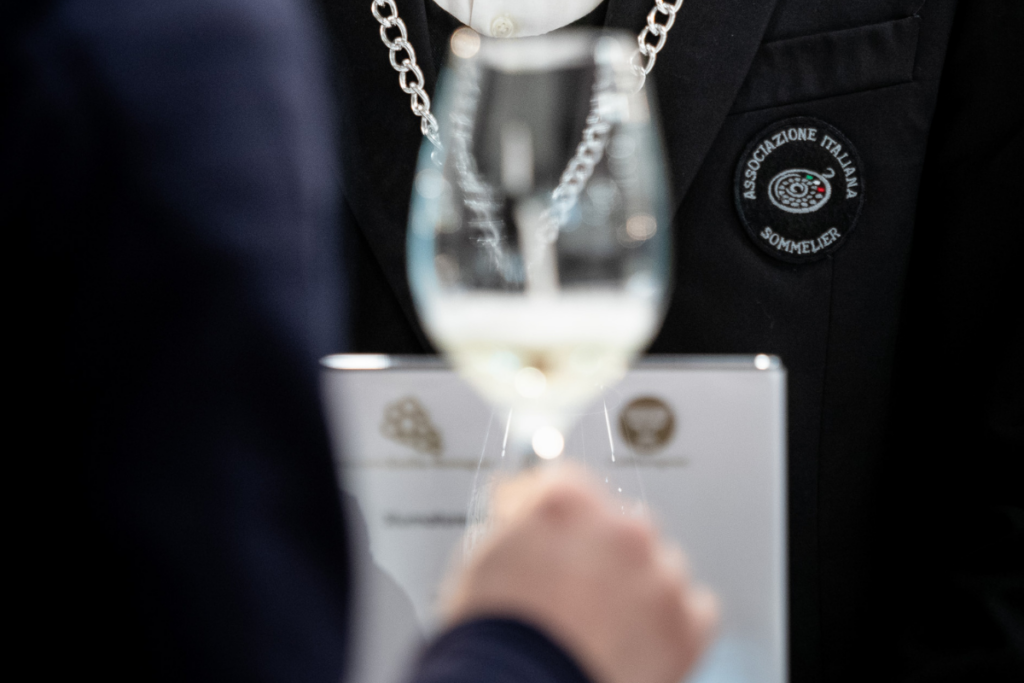 I media piangono, le cantine brindano. Benvenuti al Vinitaly 2026