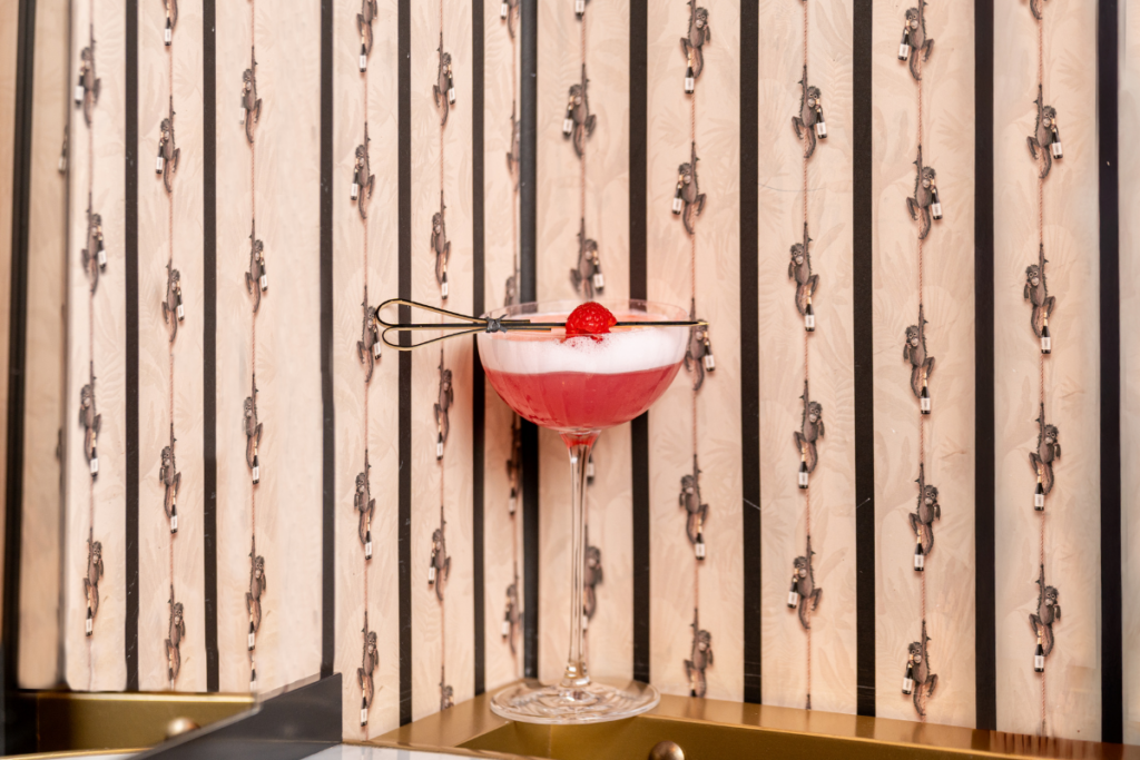 Cocktail come opere d'arte quattro hotel italiani celebrano cultura, miti e storia in forma liquida