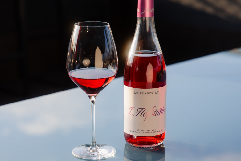 Lagrein Rosé J. Hofstätter l'Alto Adige in un calice di raffinata freschezza
