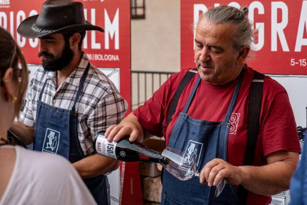 Il Mercato dei Vini FIVI 2026 si presenta a Bologna con il manifesto di Emiliano Ponzi