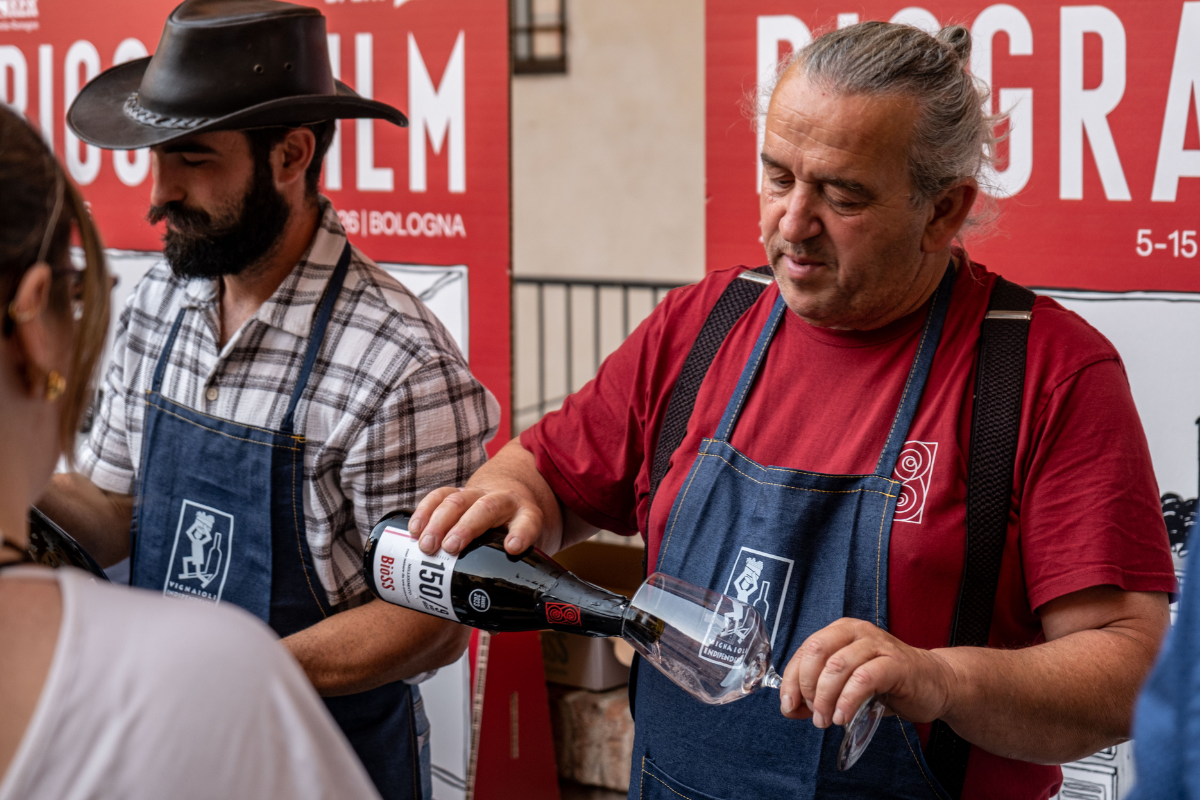 Il Mercato dei Vini FIVI 2026 si presenta a Bologna con il manifesto di Emiliano Ponzi