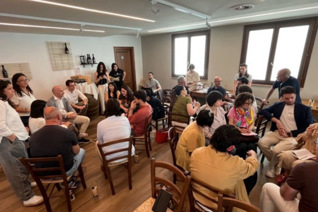 Parte dalla Toscana l’Italy Road Tour 2026 di Wine Tourism Hub professionisti dell'enoturismo in viaggio regione per regione, dentro le cantine italiane