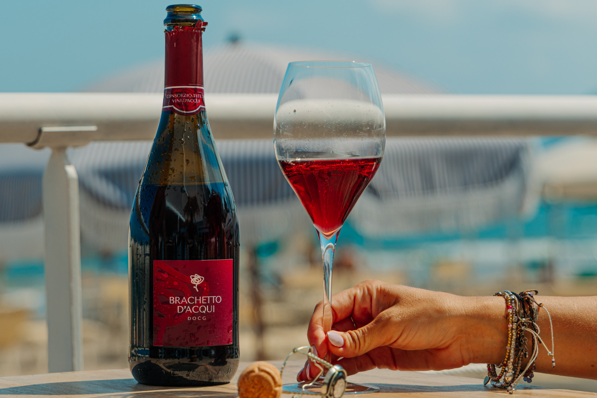 Il Brachetto d'Acqui conquista l'estate 2026 tra spiagge e villaggi turistici