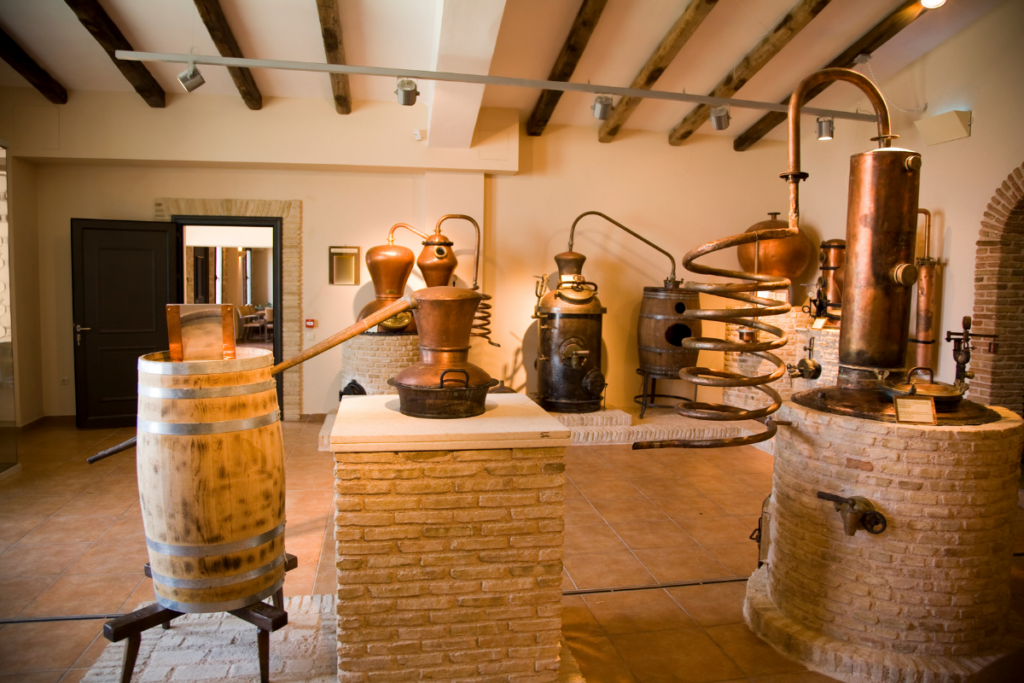 Quattro cose che le distillerie fanno e le cantine no (e che costano vendite)